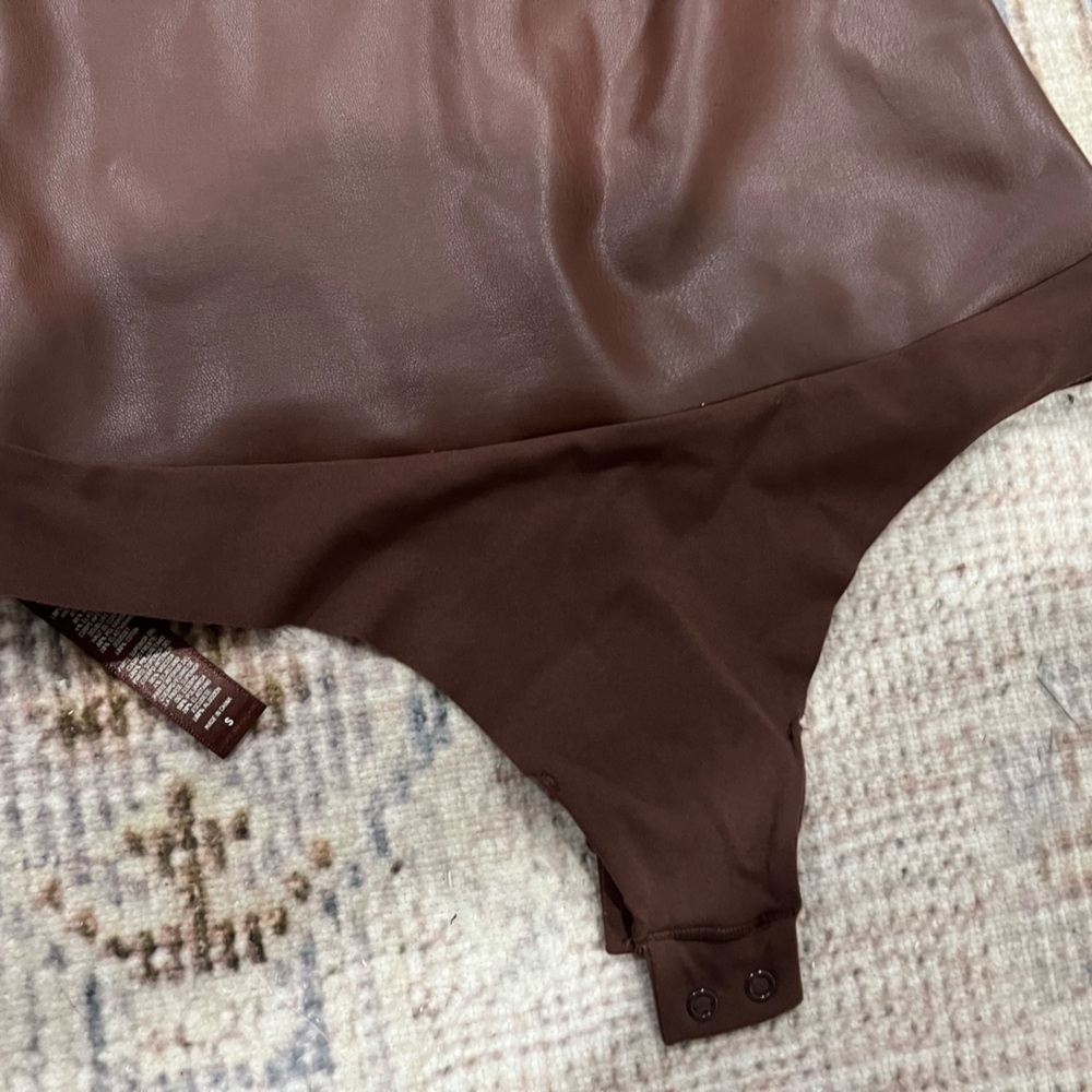 SKIMS faux leather scoop neck body suit- cocoa - Picture 4 of 7
